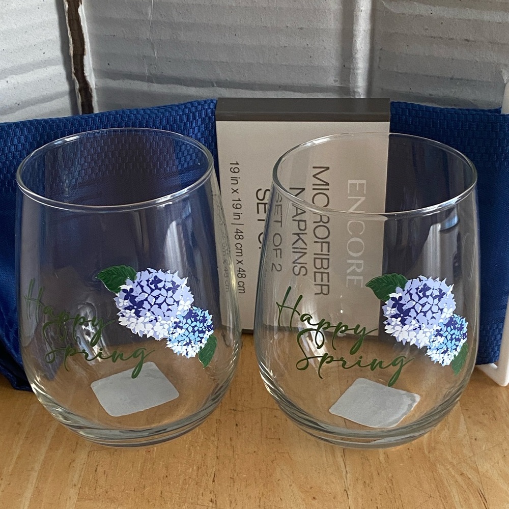 Set of 4 - 2 Floral Stemless Glasses say Happy Spring with 2 cloth Napkins NWT